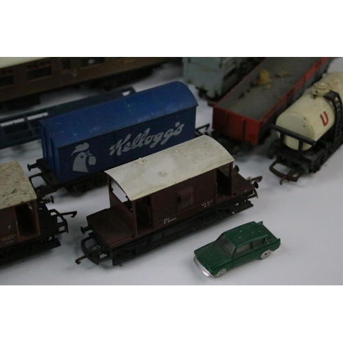 169 - Around 25 OO gauge items of rolling stock to include coaches, wagons, car transporters etc featuring... 