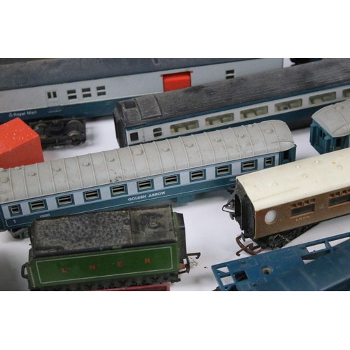 169 - Around 25 OO gauge items of rolling stock to include coaches, wagons, car transporters etc featuring... 