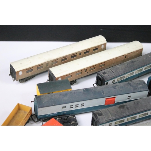 169 - Around 25 OO gauge items of rolling stock to include coaches, wagons, car transporters etc featuring... 