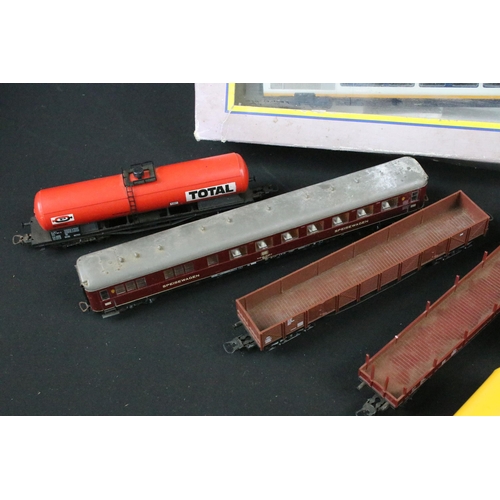 170 - Jouef HO gauge Eurostar locomotive & coach set of four contained within Lima box, plus 10 x items of... 