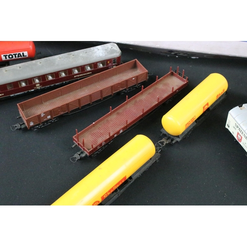 170 - Jouef HO gauge Eurostar locomotive & coach set of four contained within Lima box, plus 10 x items of... 