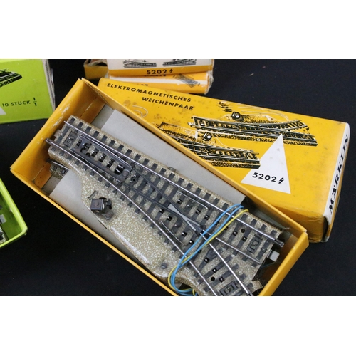 175 - 33 Boxed items of Marklin HO gauge track to include 5106, 5128, 5114, 5202, 5121, 5200, etc plus 2 x... 