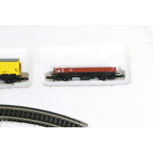 65A - Boxed Marklin Mini Club Set S 8909 Freight Train with power pack set, complete with locomotive, roll... 