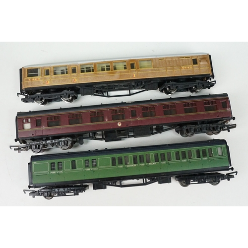 107 - 32 OO gauge rolling stock coaches to include Hornby, Lima, Bachmann etc