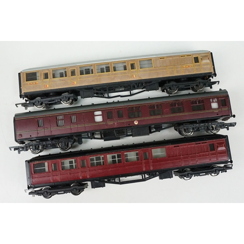 107 - 32 OO gauge rolling stock coaches to include Hornby, Lima, Bachmann etc