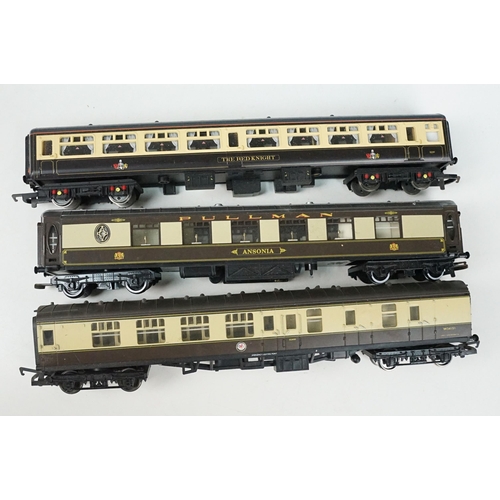 107 - 32 OO gauge rolling stock coaches to include Hornby, Lima, Bachmann etc