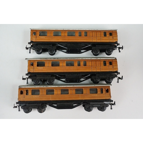 107 - 32 OO gauge rolling stock coaches to include Hornby, Lima, Bachmann etc