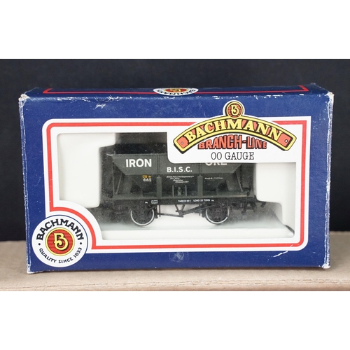 113 - Collection of OO gauge model railway to include 12 x items of rolling stock featuring Hornby & Lima,... 