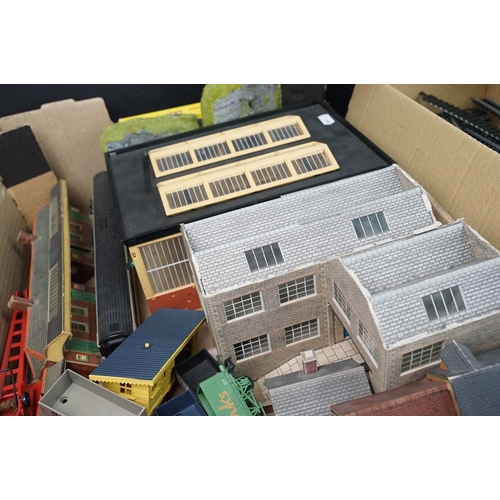 113 - Collection of OO gauge model railway to include 12 x items of rolling stock featuring Hornby & Lima,... 