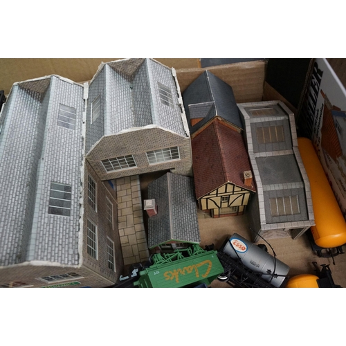 113 - Collection of OO gauge model railway to include 12 x items of rolling stock featuring Hornby & Lima,... 