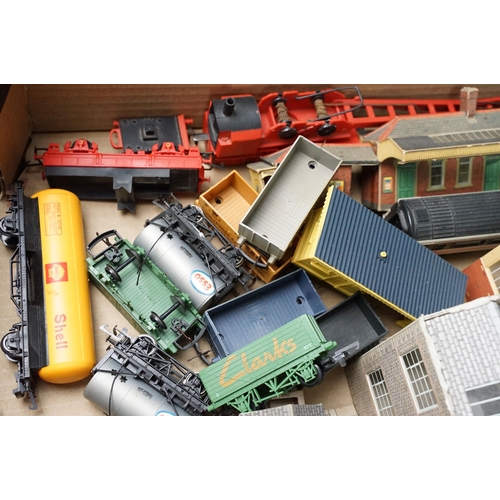 113 - Collection of OO gauge model railway to include 12 x items of rolling stock featuring Hornby & Lima,... 