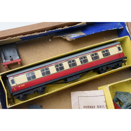 116 - Group of Hornby Dublo to include Golden Fleece locomotive, 2 x coaches and track (very poor box) plu... 