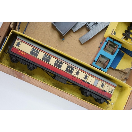 116 - Group of Hornby Dublo to include Golden Fleece locomotive, 2 x coaches and track (very poor box) plu... 