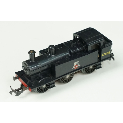 117 - Two OO gauge locomotives to include Triang R52 47606 0-6-0 and Hornby 328 0-4-0 plus a group of trac... 