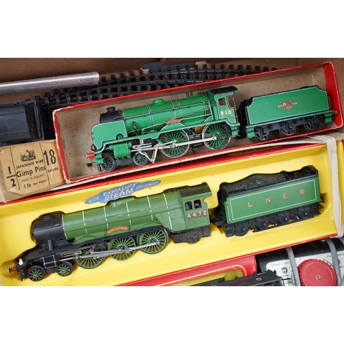 119 - Collection of OO gauge model railway to include 8 x locomotives featuring Hornby D7063, Triang Princ... 