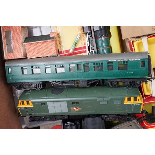 119 - Collection of OO gauge model railway to include 8 x locomotives featuring Hornby D7063, Triang Princ... 