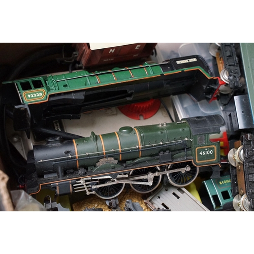 119 - Collection of OO gauge model railway to include 8 x locomotives featuring Hornby D7063, Triang Princ... 