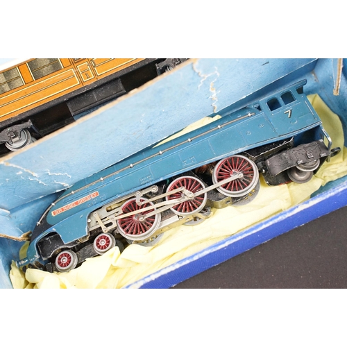 121 - Collection of Hornby Dublo model railway to include EDP1 Passenger Train set with Sir Nigel Gresley ... 