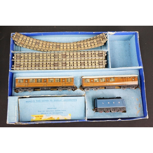 121 - Collection of Hornby Dublo model railway to include EDP1 Passenger Train set with Sir Nigel Gresley ... 