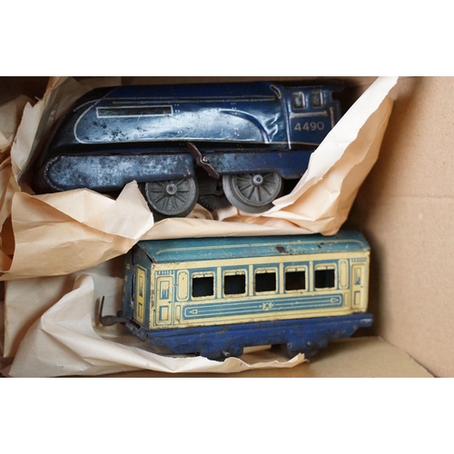 122 - Collection of Hornby O gauge model railway to include boxed No 50 Goods Set, 12 x items of rolling s... 