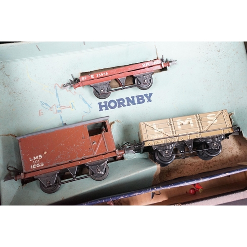 122 - Collection of Hornby O gauge model railway to include boxed No 50 Goods Set, 12 x items of rolling s... 