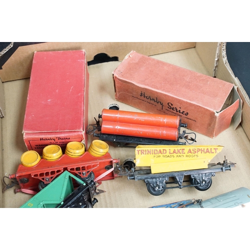 122 - Collection of Hornby O gauge model railway to include boxed No 50 Goods Set, 12 x items of rolling s... 