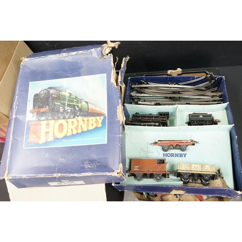 122 - Collection of Hornby O gauge model railway to include boxed No 50 Goods Set, 12 x items of rolling s... 