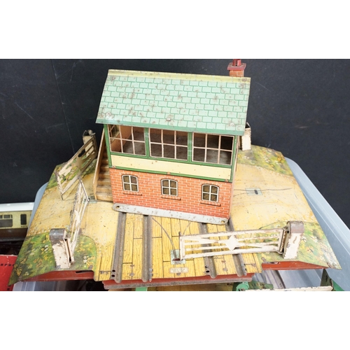 129 - Collection of Hornby O gauge model railway to include 6 x trackside buildings, 5 x coaches, 4 x boxe... 