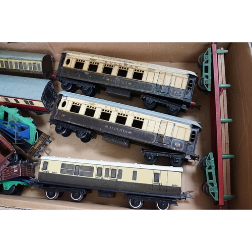 129 - Collection of Hornby O gauge model railway to include 6 x trackside buildings, 5 x coaches, 4 x boxe... 