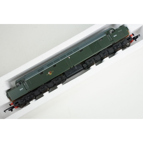 141 - Five boxed OO gauge locomotives to include 3 x Airfix (54124-2 Castle Class GWR, 54101-9 Diesel AIA-... 