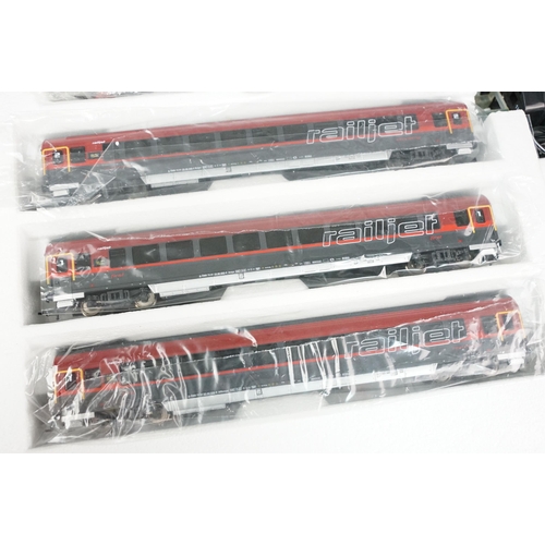 147 - Boxed Piko HO gauge 57172 Passenger Train starter set, complete