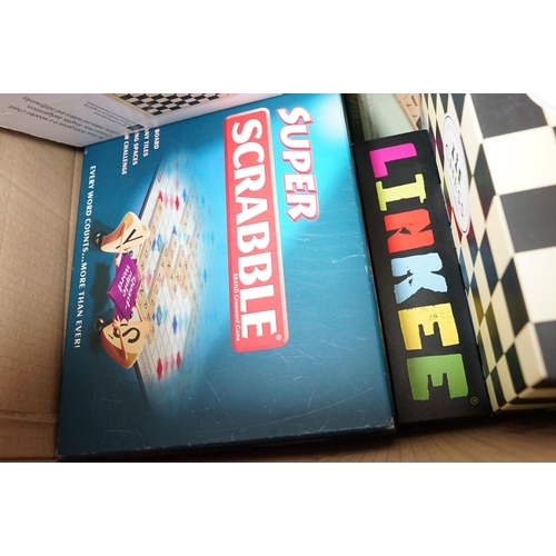 206 - Quantity of mixed board games and puzzles to include Articulate, Draughts, Ludo, Scrabble, Monopoly ... 