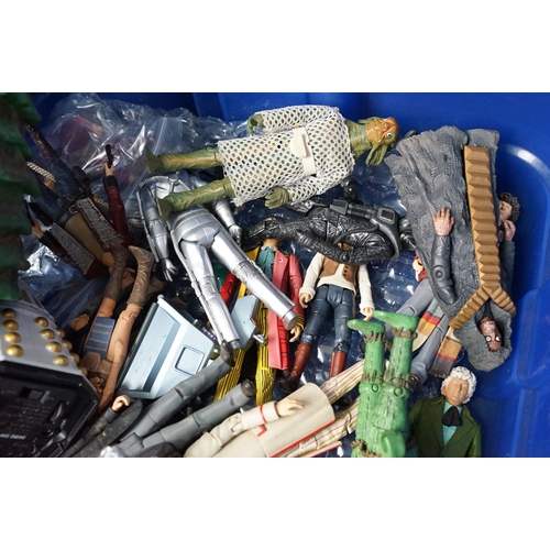 214 - Large quantity of Doctor Who toys to include Revelation Of The Daleks Collectors' Set, The Sontaran ... 