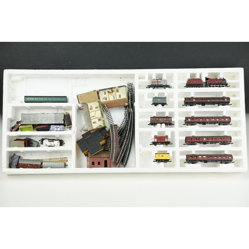 66 - Boxed Lima N gauge train set with varying contents to include Lima 0-6-0 LMS locomotive in maroon, 2... 