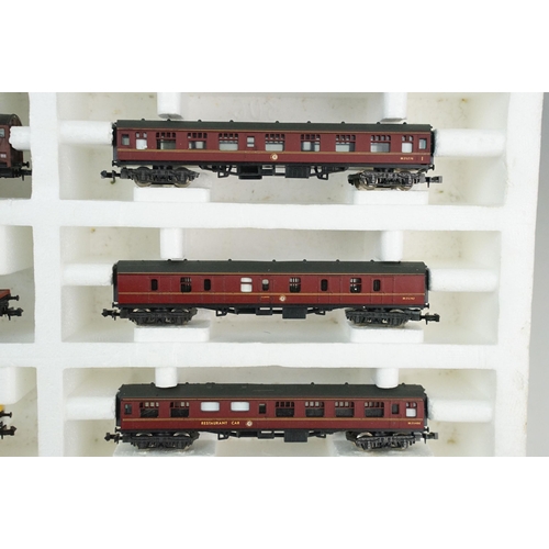 66 - Boxed Lima N gauge train set with varying contents to include Lima 0-6-0 LMS locomotive in maroon, 2... 