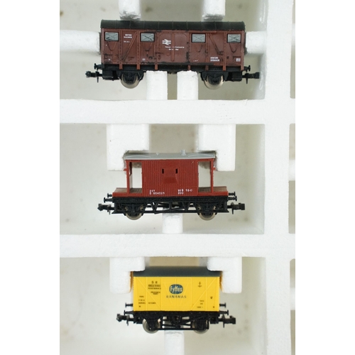 66 - Boxed Lima N gauge train set with varying contents to include Lima 0-6-0 LMS locomotive in maroon, 2... 