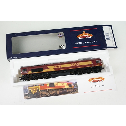 67 - Three boxed OO gauge locomotives to include 2 x Bachmann 32-730 Class 66 Diesel 66200 Railway Herita... 