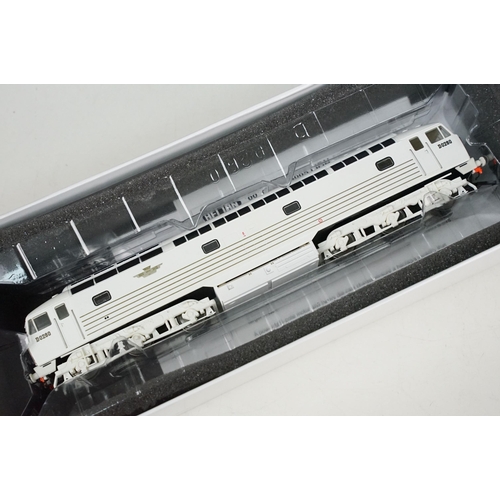 97 - Boxed ltd edn Heljan OO gauge 4005 BRCW D0260 Lion locomotive