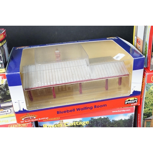 153 - 14 Boxed OO gauge trackside buildings and accessories to include 12 x Hornby Skaledale (R8500 Poache... 