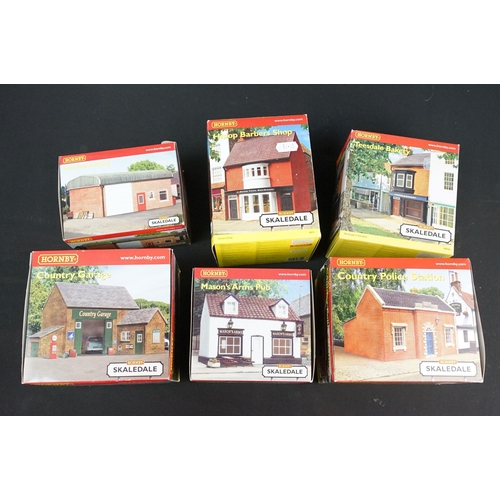 153 - 14 Boxed OO gauge trackside buildings and accessories to include 12 x Hornby Skaledale (R8500 Poache... 