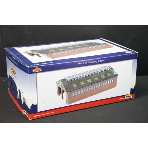 153 - 14 Boxed OO gauge trackside buildings and accessories to include 12 x Hornby Skaledale (R8500 Poache... 