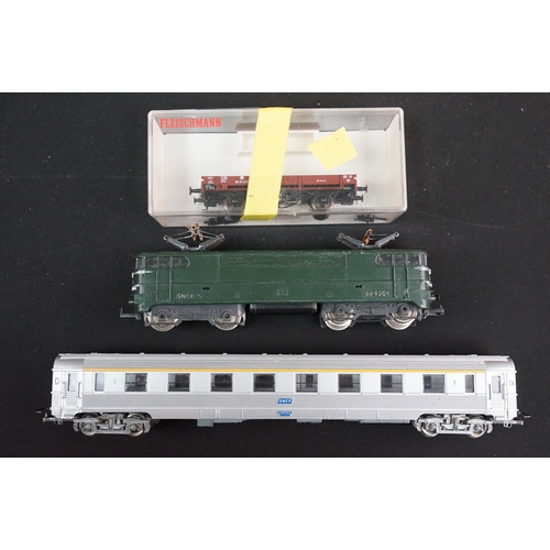 154A - Two boxed HO gauge locomotives to include Roco 4149A and Fleischmann 1379, plus a Jouef SNCF BB 9201... 