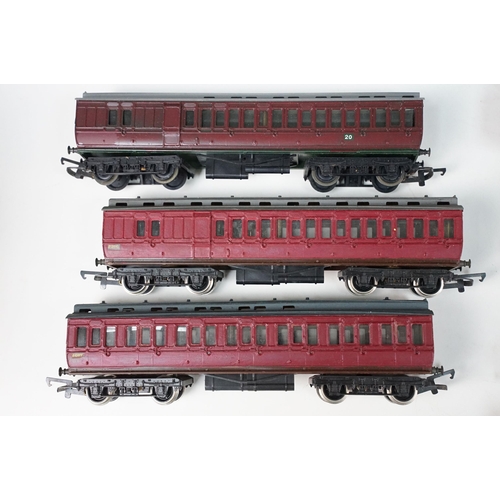 154B - Collection of HO / OO gauge model railway to include 10 x items of rolling stock featuring Triang, b... 