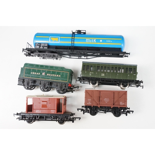 154B - Collection of HO / OO gauge model railway to include 10 x items of rolling stock featuring Triang, b... 