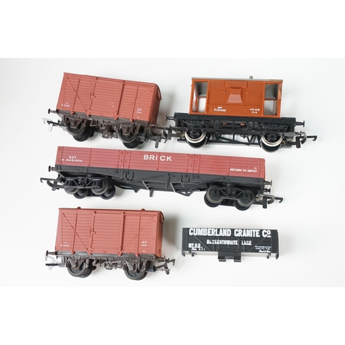 154B - Collection of HO / OO gauge model railway to include 10 x items of rolling stock featuring Triang, b... 