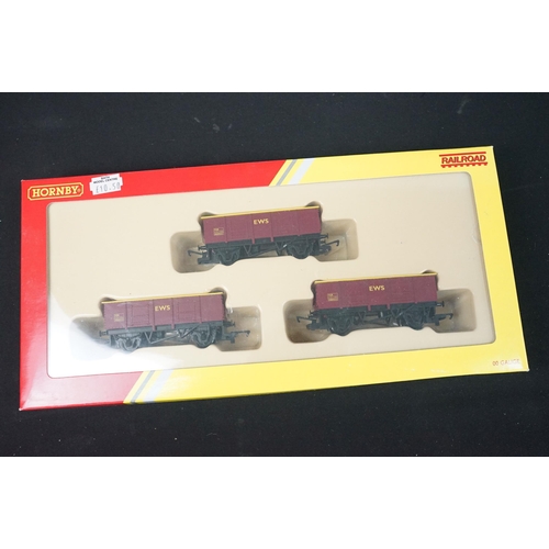 155 - 28 Boxed OO gauge items of rolling stock to include 16 x Bachmann featuring 37-303 Intermodal Bogie ... 