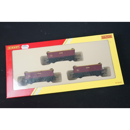 155 - 28 Boxed OO gauge items of rolling stock to include 16 x Bachmann featuring 37-303 Intermodal Bogie ... 