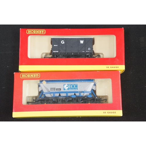 155 - 28 Boxed OO gauge items of rolling stock to include 16 x Bachmann featuring 37-303 Intermodal Bogie ... 