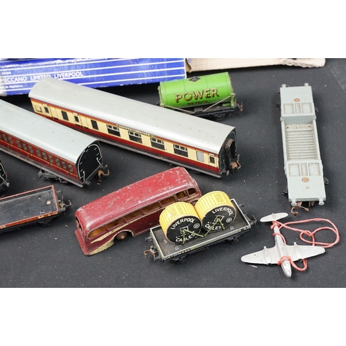 162 - Collection of Hornby Dublo model railway to include 5 x boxed items of rolling stock, various boxed ... 