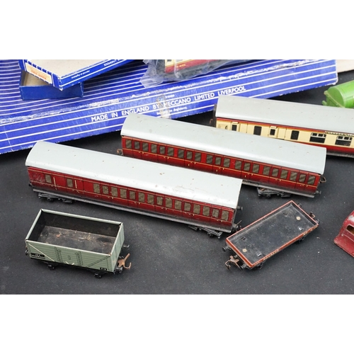 162 - Collection of Hornby Dublo model railway to include 5 x boxed items of rolling stock, various boxed ... 